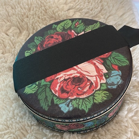 Floral Tin Box with curl roller pins and other odds and ends comes with tin - Picture 4 of 5